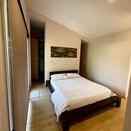 Long Hill Apartment *