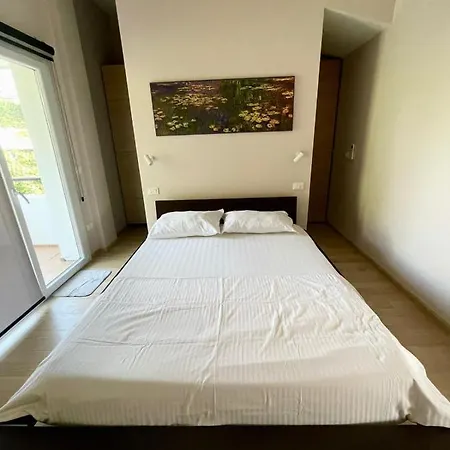 Long Hill Apartment *